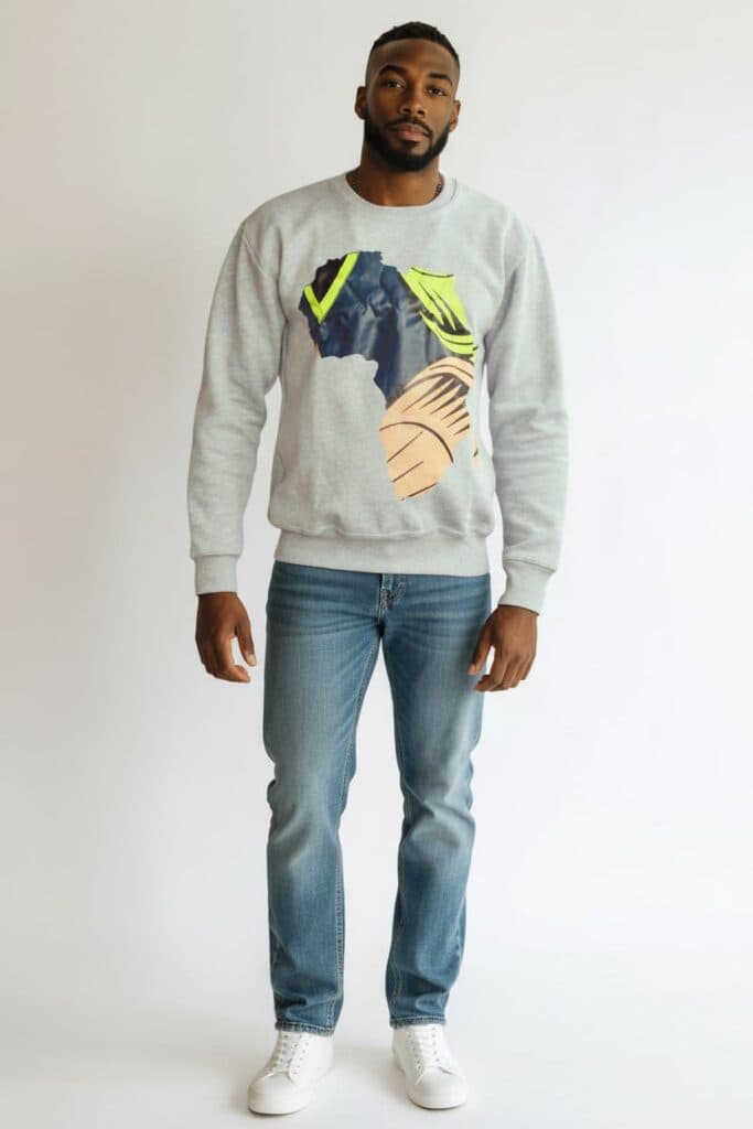 Man i grå sweatshirt med färgglatt tryck av Afrikas karta